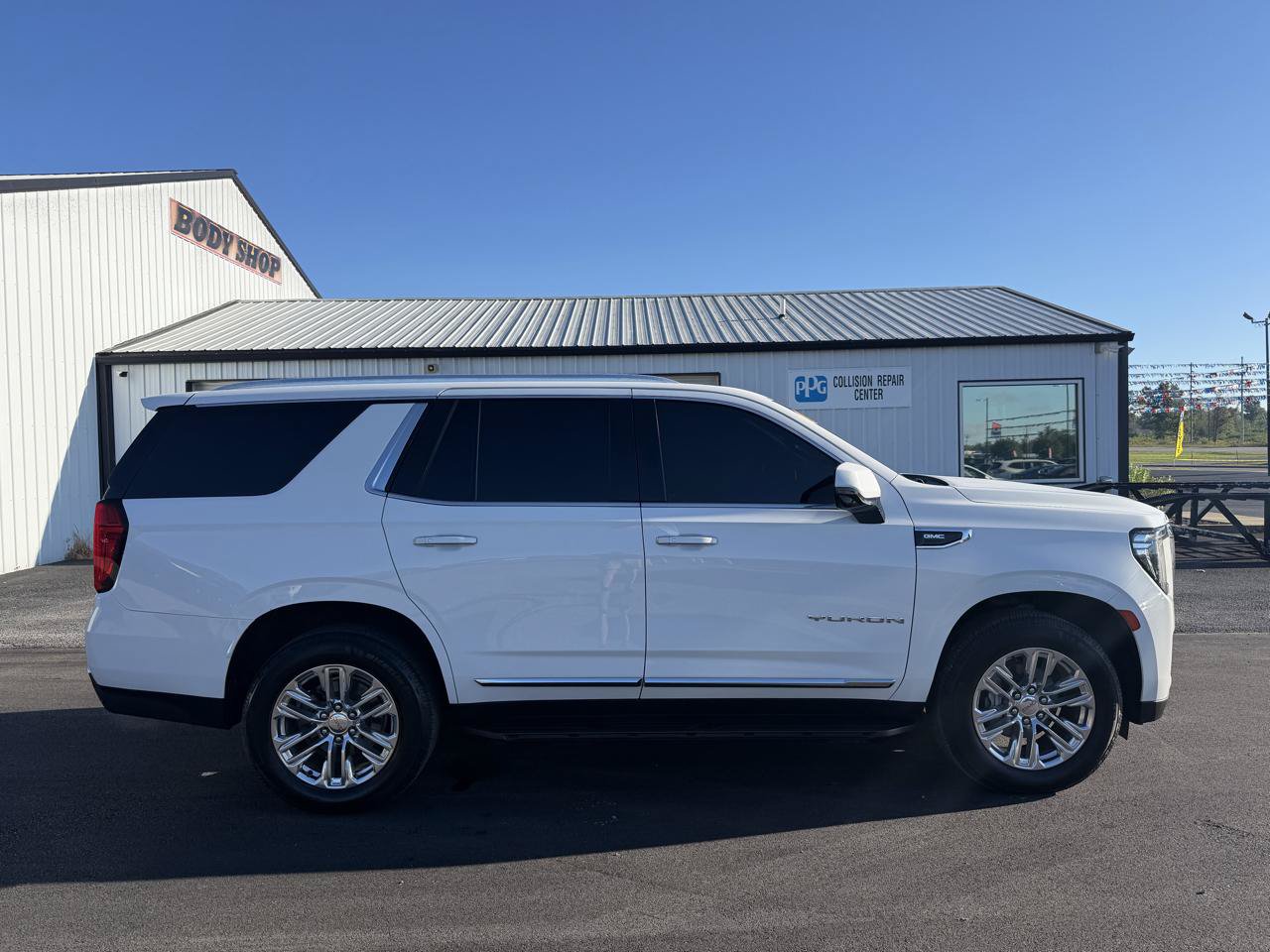 Used 2021 GMC Yukon SLT w/ SLT Luxury Plus Package AWD/4WD image 3