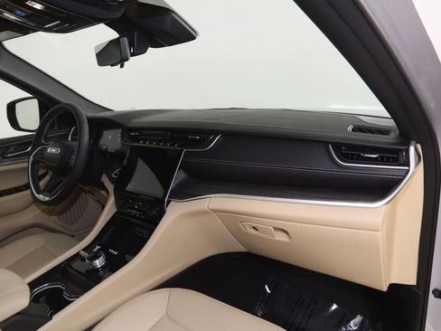 Used 2024 Jeep Grand Cherokee Limited w/ Luxury Tech Group II image 43