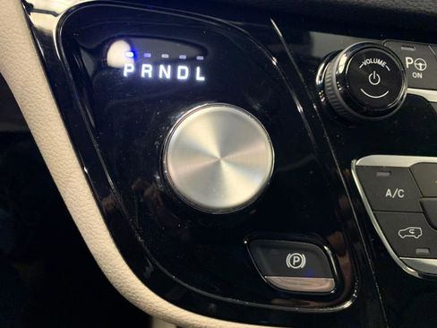 Used 2022 Chrysler Pacifica Touring-L w/ Uconnect Theater Family Group image 36