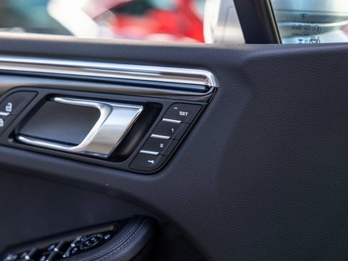 Certified 2025 Porsche Macan image 40