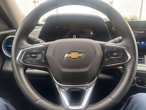 Used 2025 Chevrolet Trax LT w/ LT Convenience Package FWD image 22