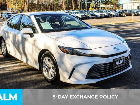 Used 2025 Toyota Camry LE image 4