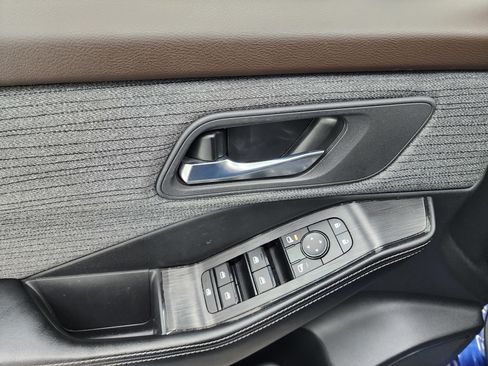 Used 2023 Nissan Rogue SV image 37