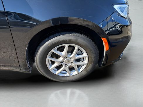 Used 2024 Chrysler Pacifica Touring-L FWD image 29