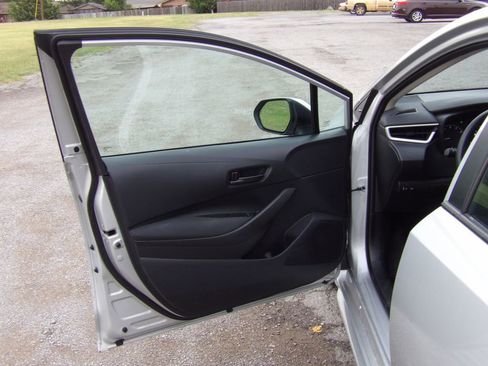 Used 2025 Toyota Corolla LE FWD image 10
