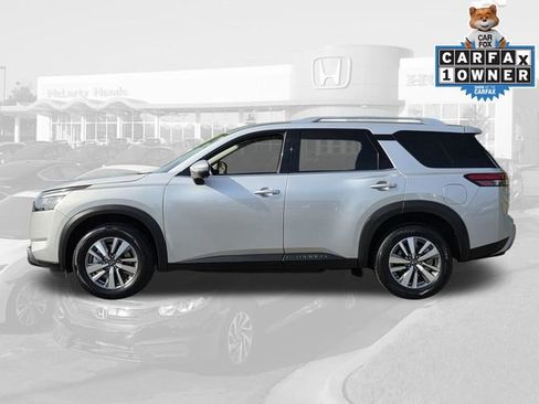 Used 2025 Nissan Pathfinder SL FWD image 2