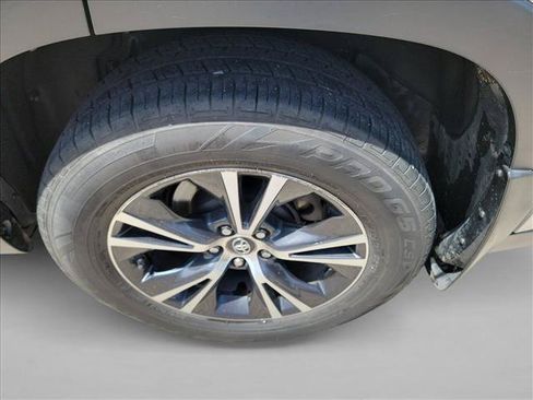 Used 2019 Toyota Highlander LE FWD image 12