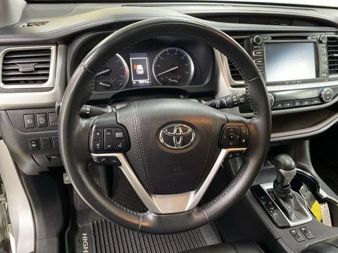 Used 2018 Toyota Highlander XLE AWD/4WD image 14