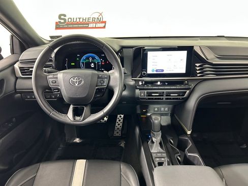 Used 2025 Toyota Camry SE image 18
