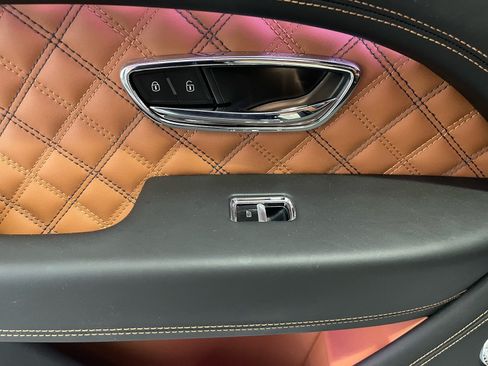 Used 2022 Bentley Bentayga AWD/4WD image 34