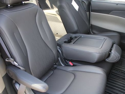 New 2027 Kia Carnival SX w/ Dark Edition Package FWD image 7
