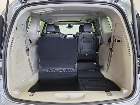 Used 2022 Chrysler Pacifica Limited FWD image 25