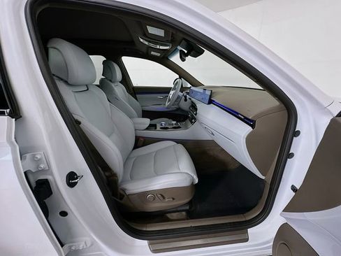 Certified 2026 Genesis GV70 2.5T Advanced AWD/4WD image 30
