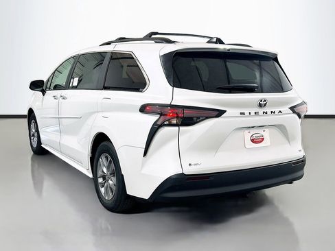 New 2026 Toyota Sienna XLE image 6