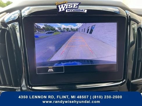 Used 2023 Chevrolet Traverse LT FWD image 3
