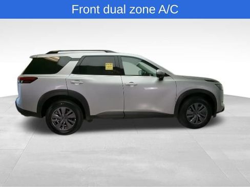 Used 2025 Nissan Pathfinder SV image 7