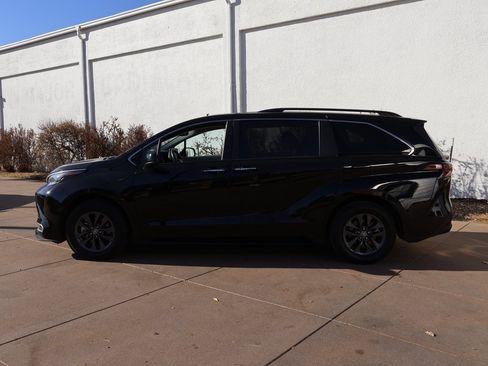 Used 2024 Toyota Sienna XLE image 3