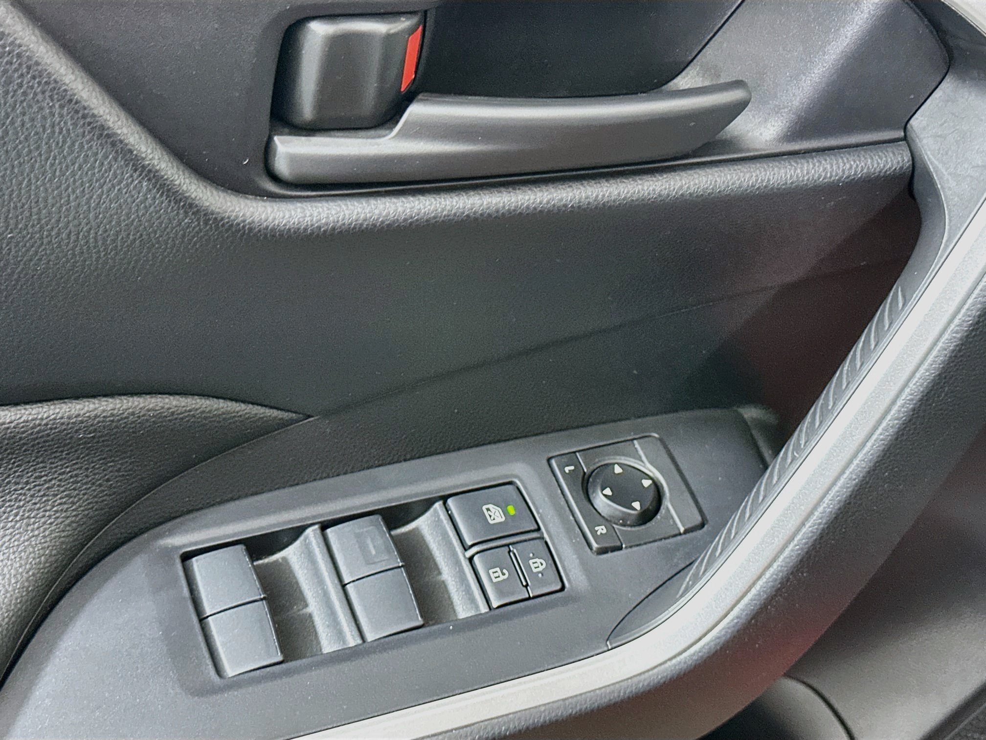 Used 2021 Toyota RAV4 SE w/ Weather & Moonroof Package AWD/4WD image 15