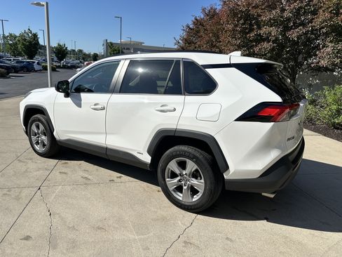 Used 2022 Toyota RAV4 LE AWD/4WD image 7