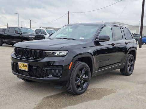 New 2025 Jeep Grand Cherokee Altitude image 7