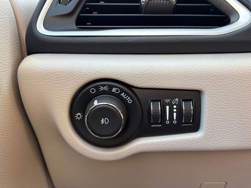 Used 2024 Chrysler Pacifica Touring-L image 21