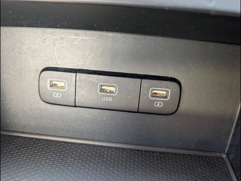 Used 2024 Kia Carnival LX FWD image 17