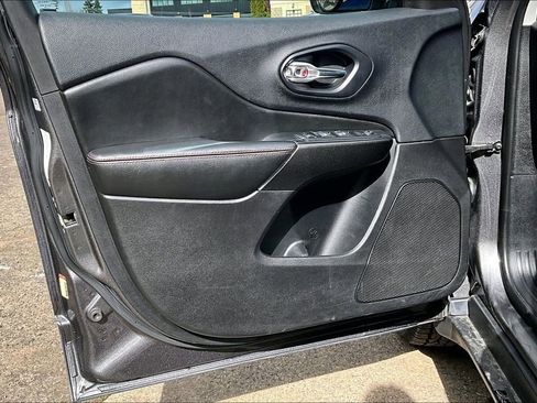 Used 2019 Jeep Cherokee Trailhawk w/ Cold Weather Group AWD/4WD image 22