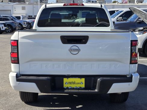 Used 2025 Nissan Frontier SV image 6