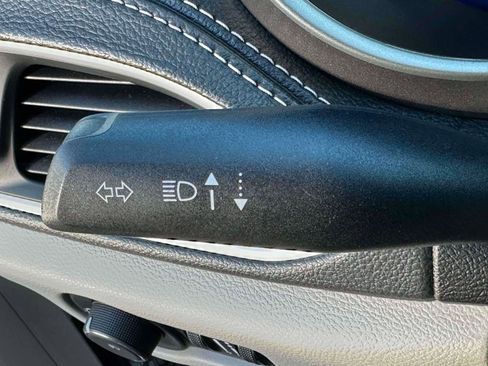 Used 2024 Chrysler Pacifica Touring-L image 21