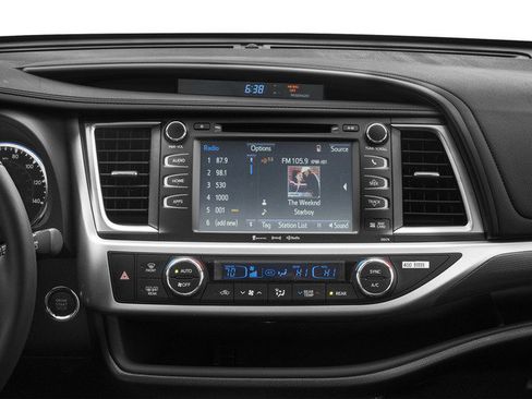 Used 2017 Toyota Highlander SE w/ Carpet Mat Package image 10