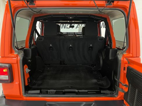 Used 2020 Jeep Wrangler Unlimited Sahara w/ Uconnect 4C Nav & Sound Group AWD/4WD image 24