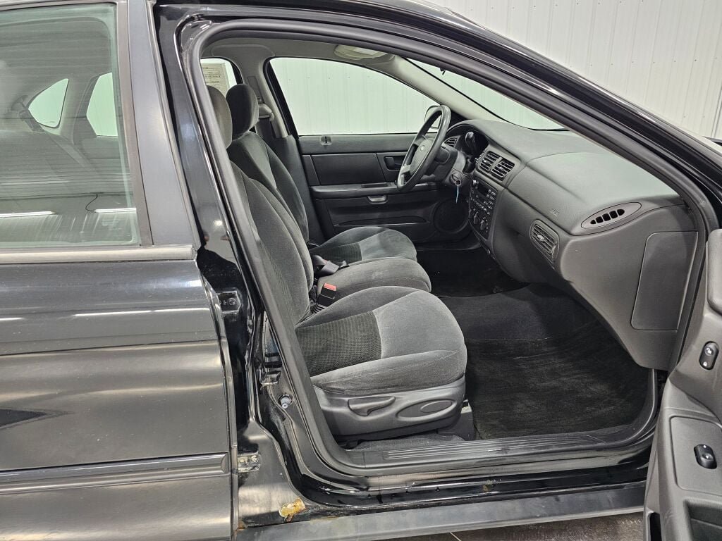 Used 2007 Ford Taurus SE FWD image 17