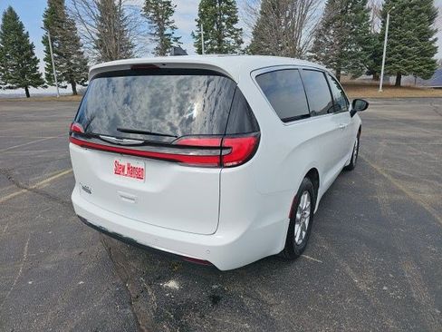 Used 2024 Chrysler Pacifica Touring-L FWD image 6