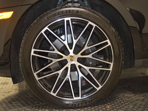 Certified 2025 Porsche Macan AWD/4WD image 13