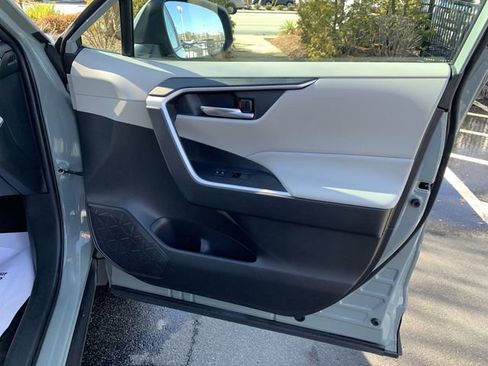Used 2021 Toyota RAV4 XLE w/ Convenience Package image 13
