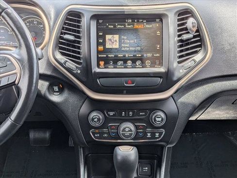 Used 2016 Jeep Cherokee Limited w/ Luxury Group FWD image 13