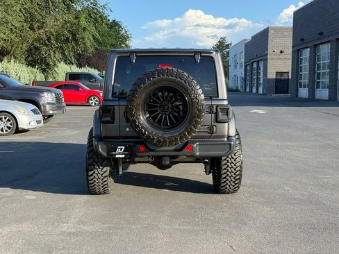 Used 2018 Jeep Wrangler Unlimited Sahara w/ Uconnect 4C Nav & Sound Group AWD/4WD image 11