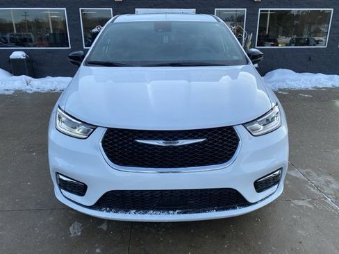 Certified 2025 Chrysler Pacifica Select image 10