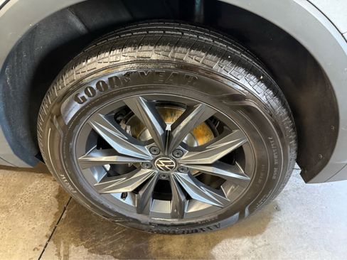 Used 2024 Volkswagen Tiguan SE AWD/4WD image 31