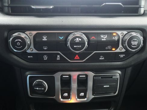 Used 2024 Jeep Wrangler Sport S image 25