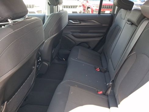 Used 2023 Jeep Grand Cherokee Laredo image 16