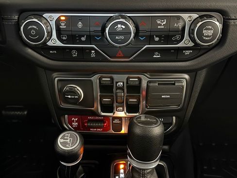 Certified 2025 Jeep Gladiator Mojave w/ Convenience Group AWD/4WD image 18