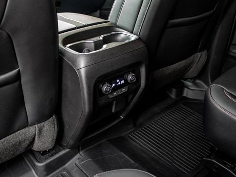 Used 2024 Chevrolet Traverse Z71 image 28