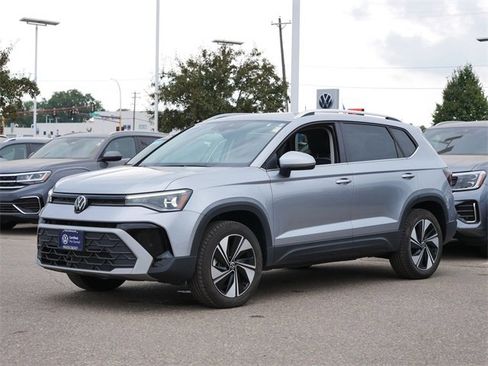 Certified 2025 Volkswagen Taos SE image 3