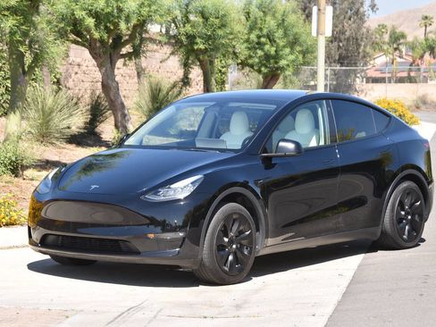 Used 2022 Tesla Model Y Long Range image 9