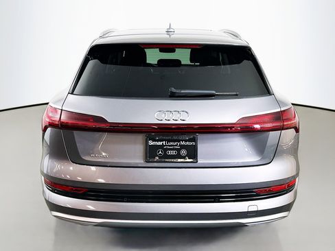 Used 2019 Audi e-tron Prestige w/ Prestige Package image 6