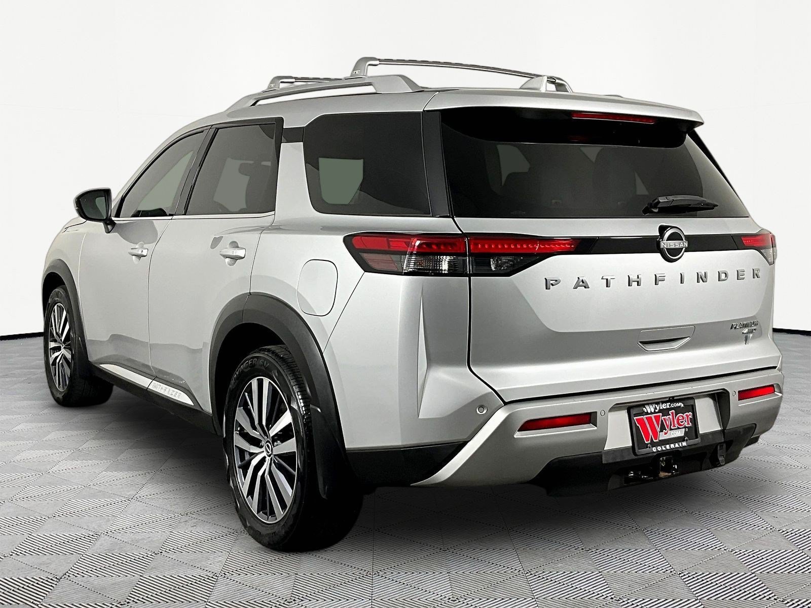 Certified 2022 Nissan Pathfinder Platinum w/ Cargo Package AWD/4WD image 4