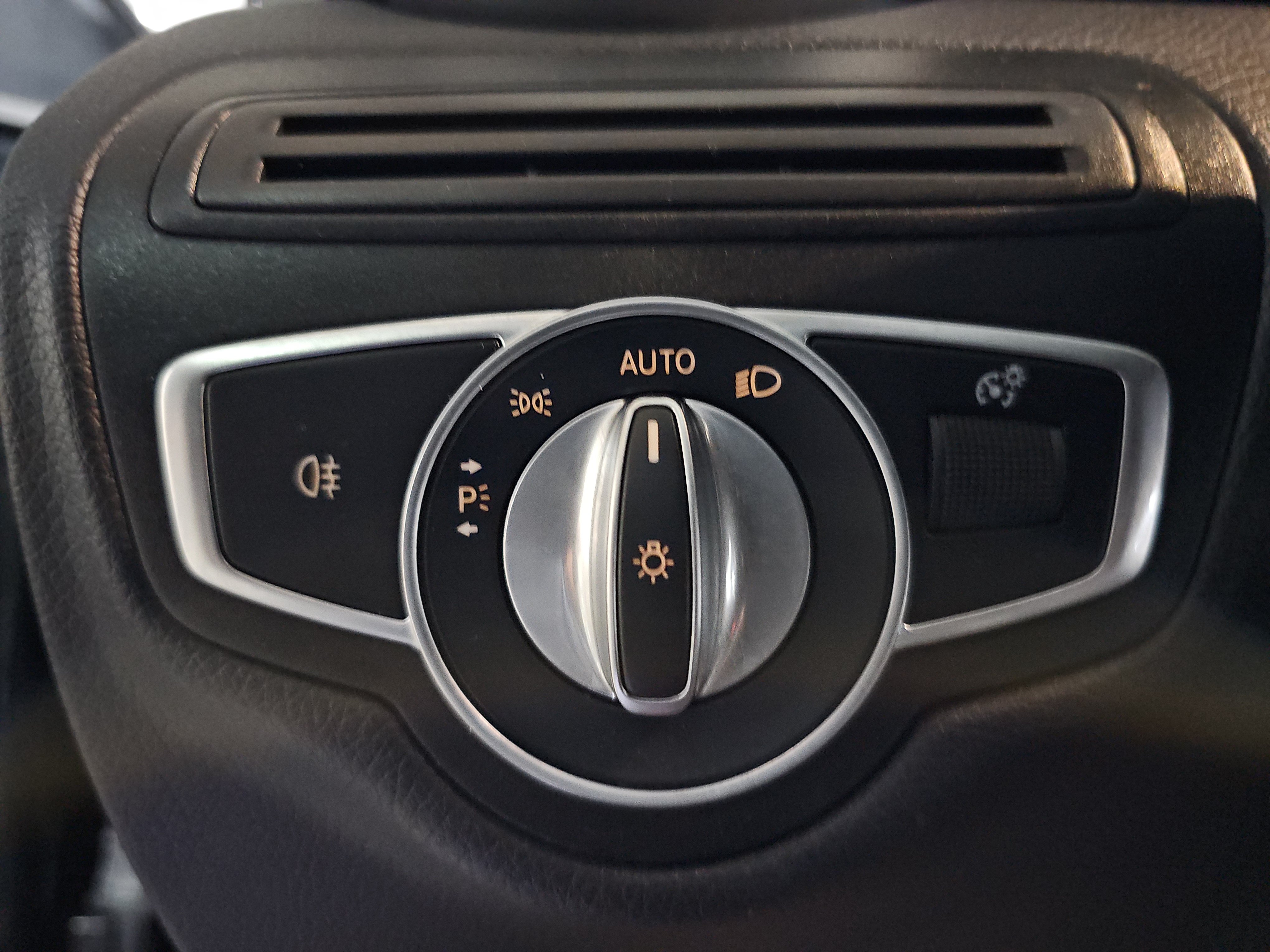 Used 2021 Mercedes-Benz GLC 300 4MATIC image 25