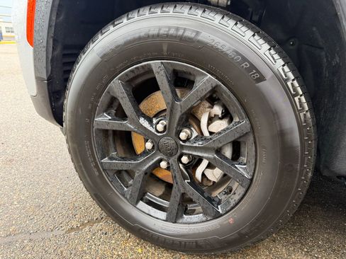 Used 2025 Jeep Grand Cherokee Altitude image 9