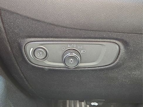 Used 2019 Chevrolet Equinox LS w/ LS Convenience Package image 24